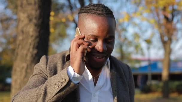 Afrikaanse man aan de telefoon — Stockvideo
