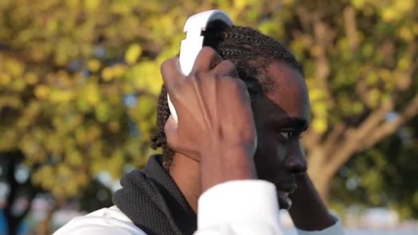 Un african pune căști și ascultă muzică — Videoclip de stoc