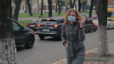 Mutlu kadın koruyucu maske takar ve gülümser.