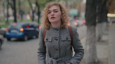 Sokakta soğuk hapşıran bir kadın