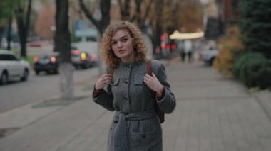 Mutlu kadın şehirde dolaşıyor.