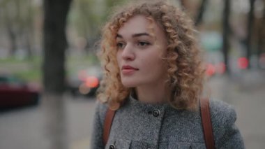 Geleceği hayal eden ve düşünen bir kadın.