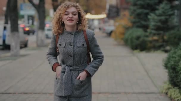 Gelukkige vrouw loopt rond in de stad — Stockvideo