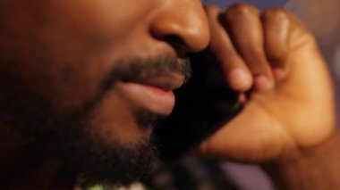 Akıllı telefondan Afro-Amerikan ağız konuşmalarını kapat 