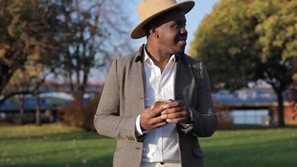Αφρο-Αμερικανός άντρας συνομιλεί σε smartphone, σε εξωτερικούς χώρους — Αρχείο Βίντεο
