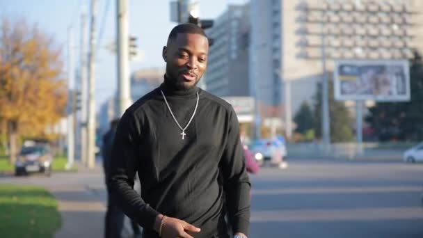 Afrika-Amerika pria berpose untuk kamera di kota — Stok Video