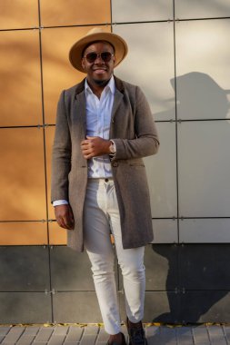 Arka planda gülümseyen mutlu Afro-Amerikalı adam