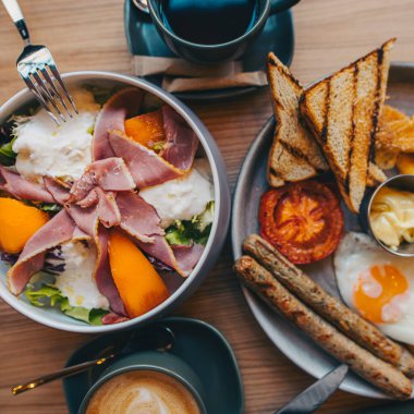 Sabah kahvaltısı masada, omlet. 