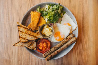 Sabah kahvaltısı masada, omlet. 