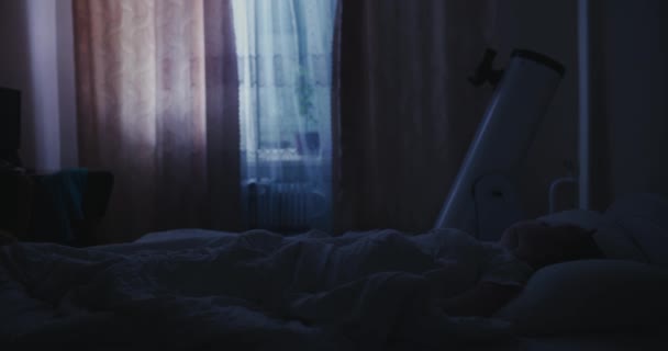 Een vrouw ligt 's nachts op bed en kan niet slapen als gevolg van slapeloosheid — Stockvideo