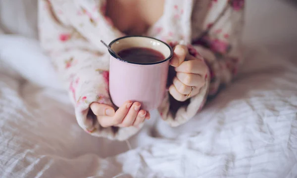 Manhã com chá em uma cama — Fotografia de Stock