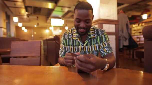 Afro-Amerikaanse man wint een jackpot op zoek in smartphone — Stockvideo