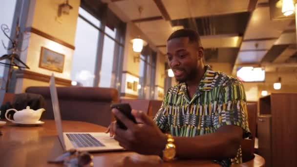 Afro-Amerikaanse werken op laptop — Stockvideo