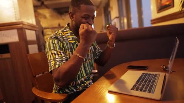 Afro-Amerikaanse man wint een jackpot op zoek in smartphone — Stockvideo