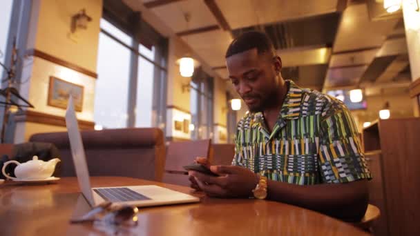 Афроамериканец выиграл джекпот, глядя в смартфон — стоковое видео