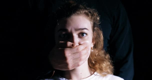 Violencia doméstica, violador cubre la boca de las víctimas, la mujer grita — Vídeos de Stock