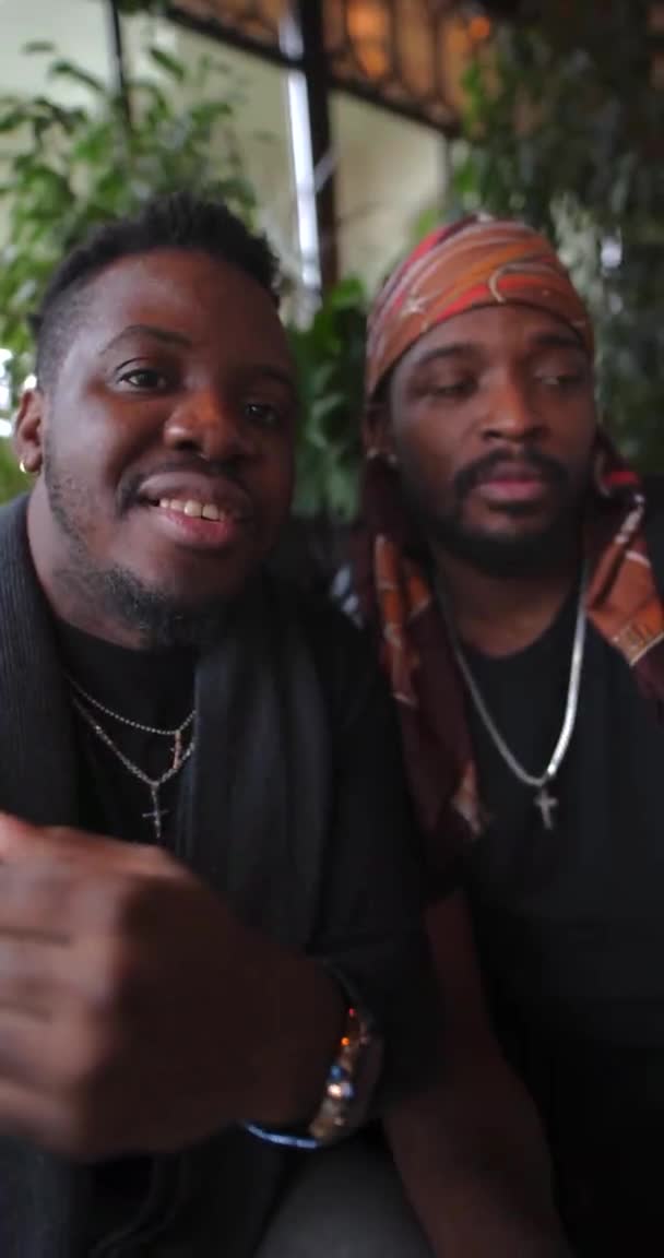 POV, afroameričtí muži komunikují prostřednictvím video chatu — Stock video