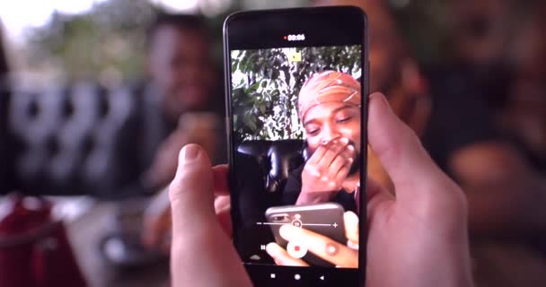 Мужские руки фотографируют по телефону афроамериканцев — стоковое видео