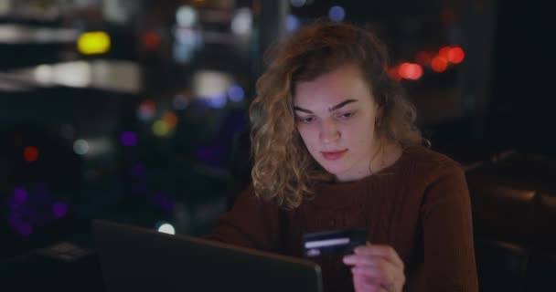 Vrouw schrijft aantal creditcards in laptop, online bankieren — Stockvideo