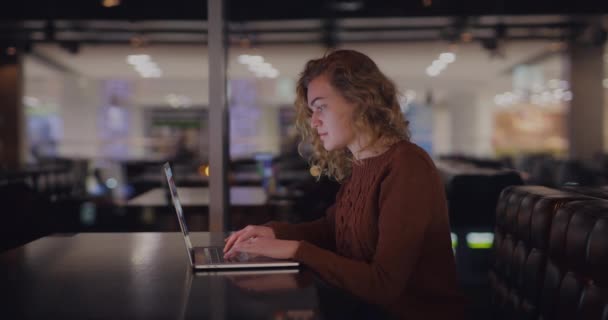Kobieta pracująca na laptopie wieczorem — Wideo stockowe