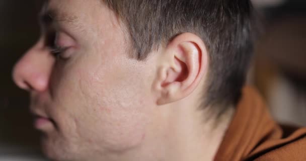 Zblízka muž kroutí ušima — Stock video