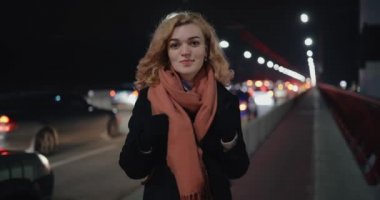 Gece vakti kameraya bakan tatlı bir kadın.