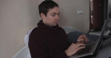 Erkek eller sabahları dizüstü bilgisayarda çalışıyor. 