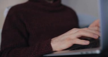 Erkek eller sabahları dizüstü bilgisayarda çalışıyor. 