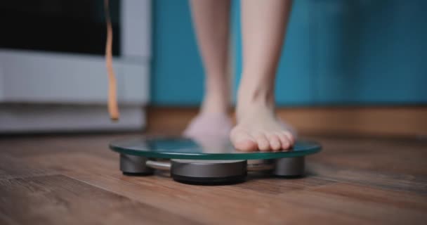 Womans feet on the scales — Stock Video