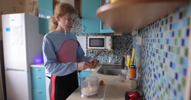 Kobieta przygotowująca jedzenie w mikserze w kuchni — Wideo stockowe