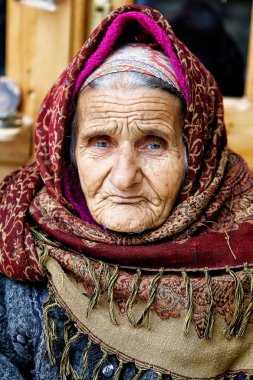 Geleneksel elbiseli yaşlı kadın