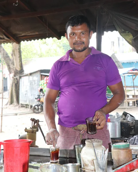 Pobre Hombre Asiático Haciendo Sirviendo Puesto Zona Rural Pueblo Vendedor — Foto de Stock