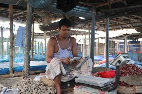 Asiático Vendedor Sentado Usando Calculadora Tienda Mercado Cocina — Foto de Stock