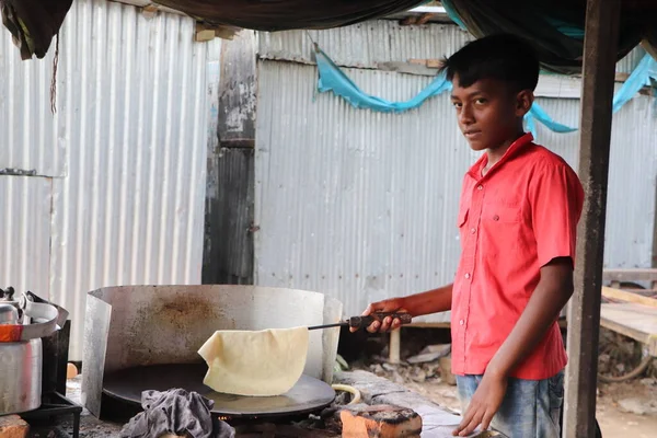 Niño Trabajador Asiático Horneando Roti Pan Plano Puesto Comida Local — Foto de Stock