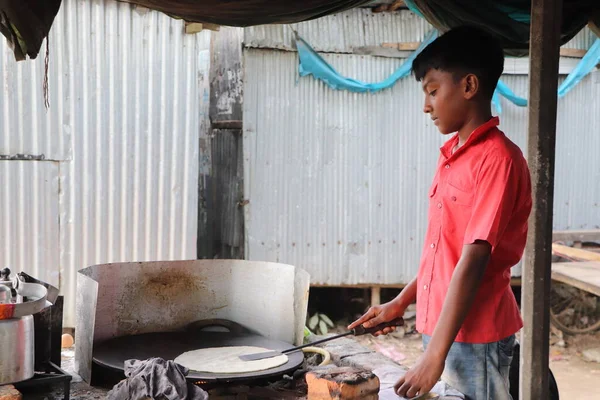Uma Criança Trabalhadora Asiática Assando Roti Pão Liso Uma Barraca — Fotografia de Stock