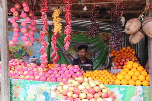 Fruit Seller Waiting Buyers Shop Asian Market — Stock Photo, Image