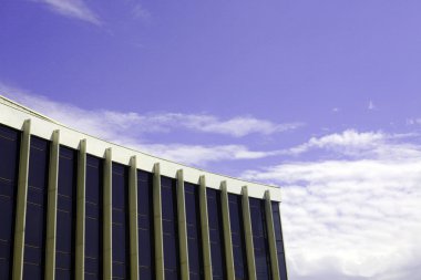Arka plan gökyüzü üzerinde ofis