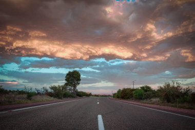 Güney Avustralya 'daki Flinders Sıradağları' ndan gün batımına doğru.