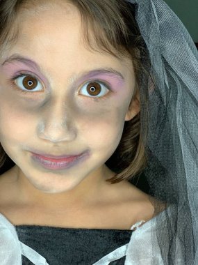 Hayalet kız arkadaş gibi giyinmiş bir kız.