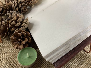 Kozalaklı defter ve keten kumaşlı hediyeler.