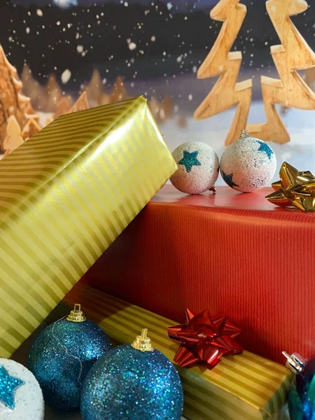 Geschenke Mit Dekoration Und Weihnachtlichem Hintergrund — Stockfoto
