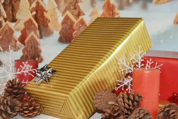 Geschenke Mit Dekoration Und Weihnachtlichem Hintergrund — Stockfoto