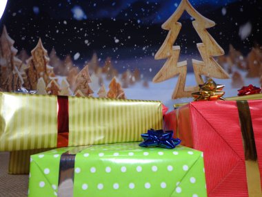 Renkli arka planda güzel dekore edilmiş hediyeler.