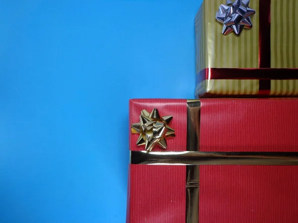 Gut Dekorierte Geschenke Auf Farbigen Hintergründen — Stockfoto