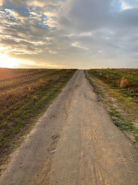 Şafak vakti gökyüzü bulutlarla dolu.