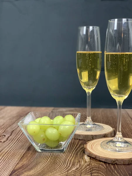 Champagnergläser Auf Holzgläsern Mit Zwölf Traditionellen Spanischen Trauben Der Alten — Stockfoto