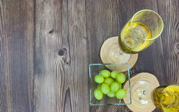 木杯上有香槟酒杯 木制底座上有12颗传统的西班牙葡萄 — 图库照片