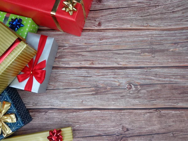 Weihnachtsmotive Und Feiern Mit Geschenken Auf Einem Hölzernen Hintergrund Mit — Stockfoto