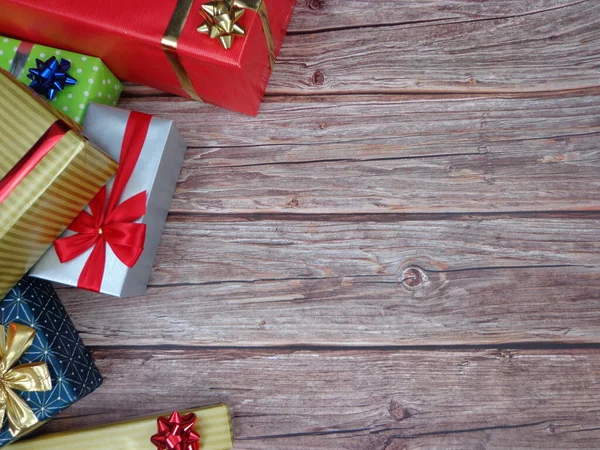 Motivos Navideños Celebraciones Con Regalos Sobre Fondo Madera Con Espacio —  Fotos de Stock