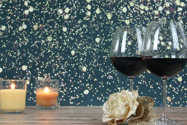 Zwei Gläser Rotwein Begleitet Von Einer Weißen Rose Auf Holzbasis — Stockfoto